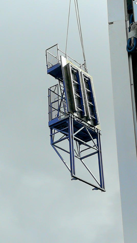 Outils de façade intégral</p>
<p> Fixation sur cônes d’ancrage au-dessus de la dalle et reprise d’efforts sur allège en N-1<br /> Réglage d’aplomb par tire-pousses manuels<br /> Passerelle d’accès à un niveau, accrochée aux outils<br /> Coulage de dessus d’allège à dessus d’allège<br /> Mannequins 3 faces avec clé de décoffrage Outils de façades coffrage métallique