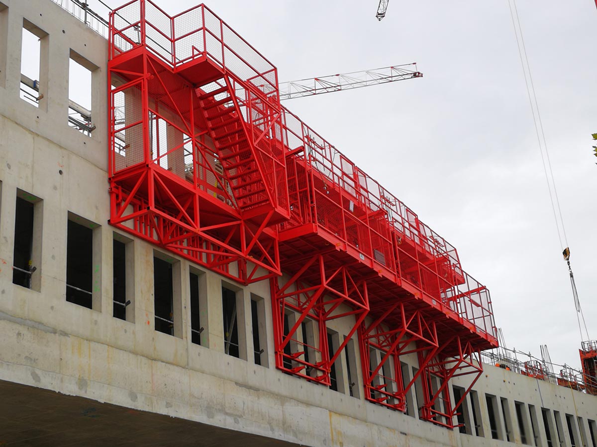 Outils de façade intégral</p>
<p>Fixation sur cônes d’ancrage sous la dalle et reprise d’efforts sur allège en N-1<br /> Réglage d’aplomb par vérins hydrauliques à pompe manuelle<br /> Passerelle d’accès à deux niveaux, accrochée sur les réservations de cônes existants<br /> Coulage de dalle à dalle<br /> Mannequins 4 faces à fruits Outils de façades coffrage métallique
