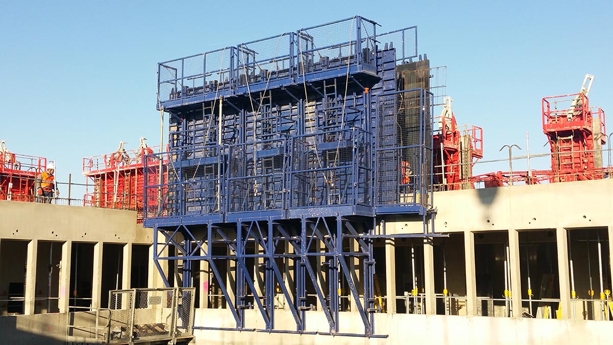 Outils de façade intégral</p>
<p> Fixation sur cônes d’ancrage sous la dalle et reprise d’efforts sur allège en N-1<br /> Réglage d’aplomb par tire-pousses manuels<br /> Passerelle d’accès à un niveau, accrochée aux outils<br /> Coulage de dessus d’allège à dessus d’allège<br /> Mannequins 3 faces Outils de façades coffrage métallique